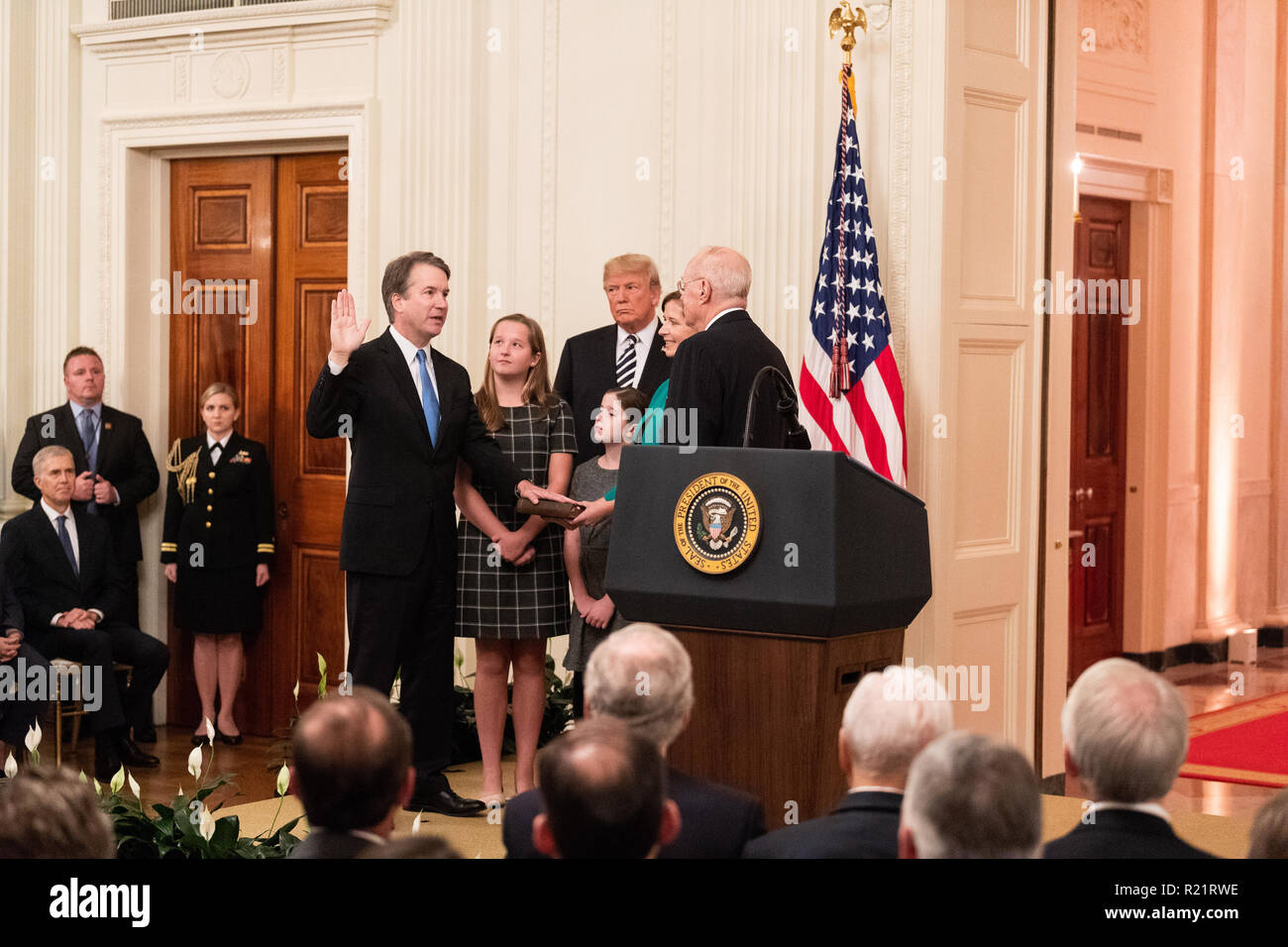 Ex giustizia Suprema Anthony Kennedy giuramento Brett Kavanaugh come un socio della Corte suprema nella Sala Est della Casa Bianca Foto Stock