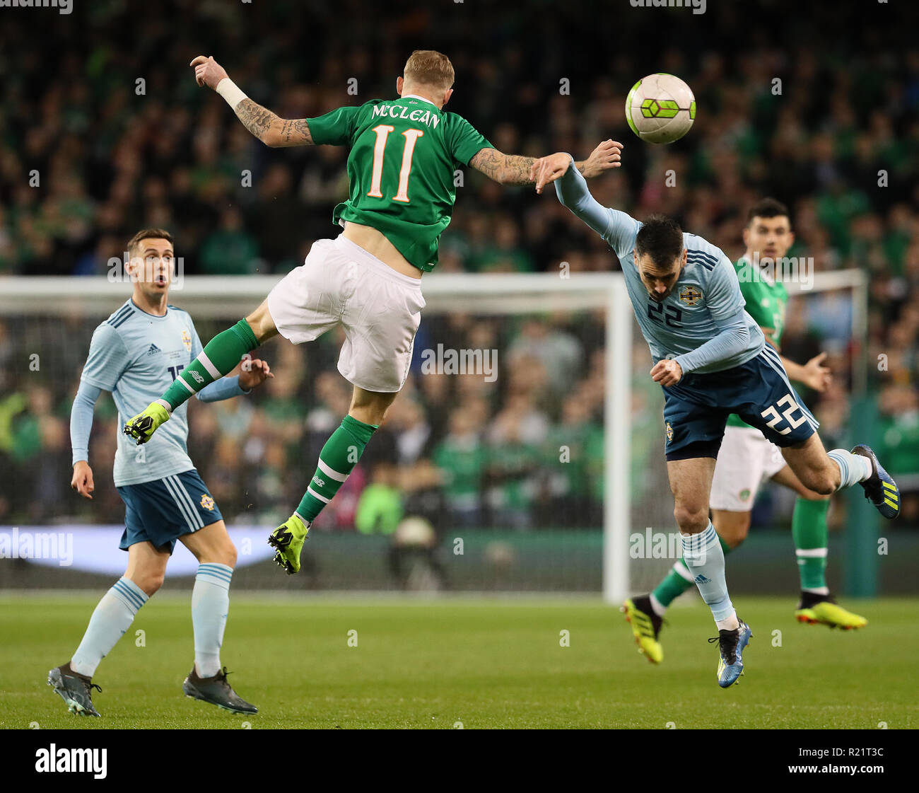 Irlanda del Nord Michael Smith (destra) e Repubblica di Irlanda James McClean battaglia per la sfera durante l'amichevole internazionale all'Aviva Stadium di Dublino. Foto Stock