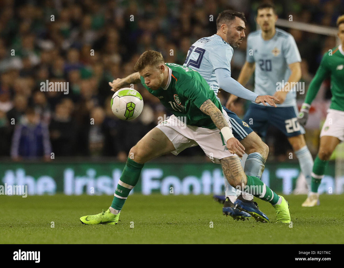 Repubblica di Irlanda James McClean (sinistra) e l'Irlanda del Nord Michael Smith battaglia per la sfera durante l'amichevole internazionale all'Aviva Stadium di Dublino. Foto Stock