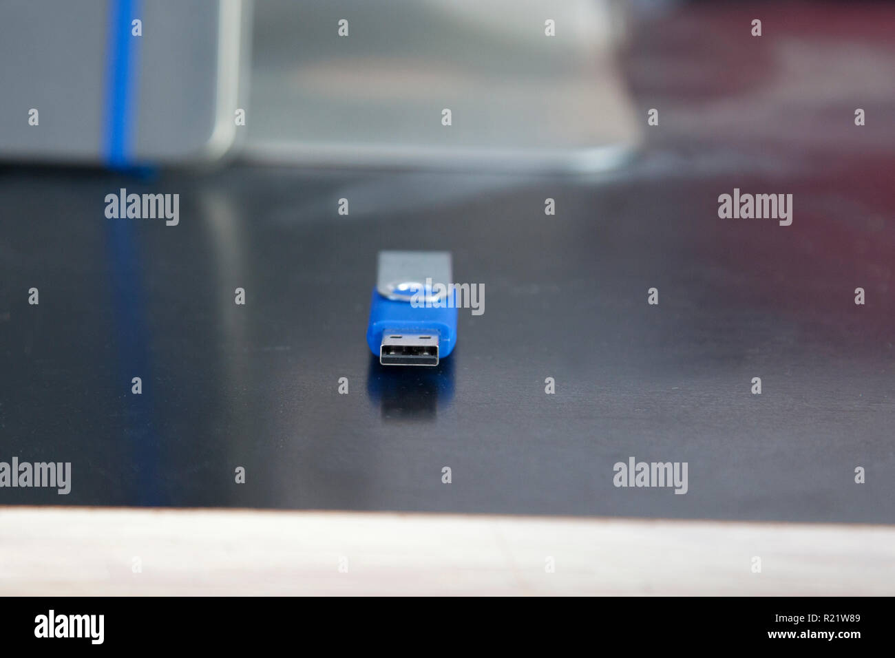 Un Memory Stick™ blu o unità flash USB con copia spazio sulla scrivania Foto Stock