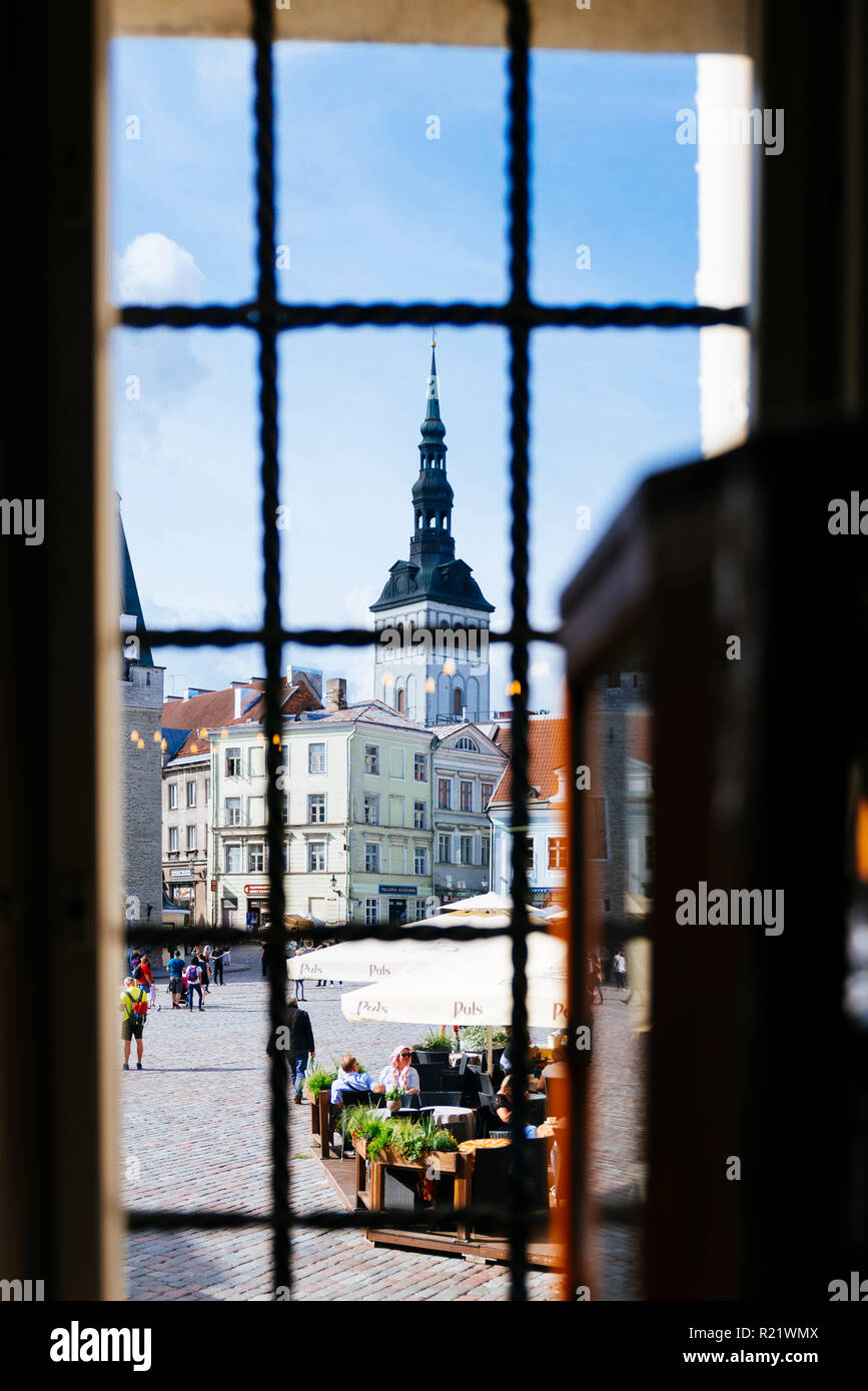 La piazza del municipio si vede da una finestra di farmacia e il campanile della chiesa di San Nicola. Tallinn, Harju County, Estonia, Paesi Baltici, Euro Foto Stock