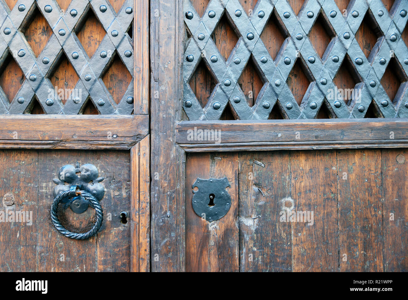 Dettaglio, porta in legno decorata con artigianato del ferro. Tallinn, Harju County, Estonia, paesi baltici, Europa. Foto Stock