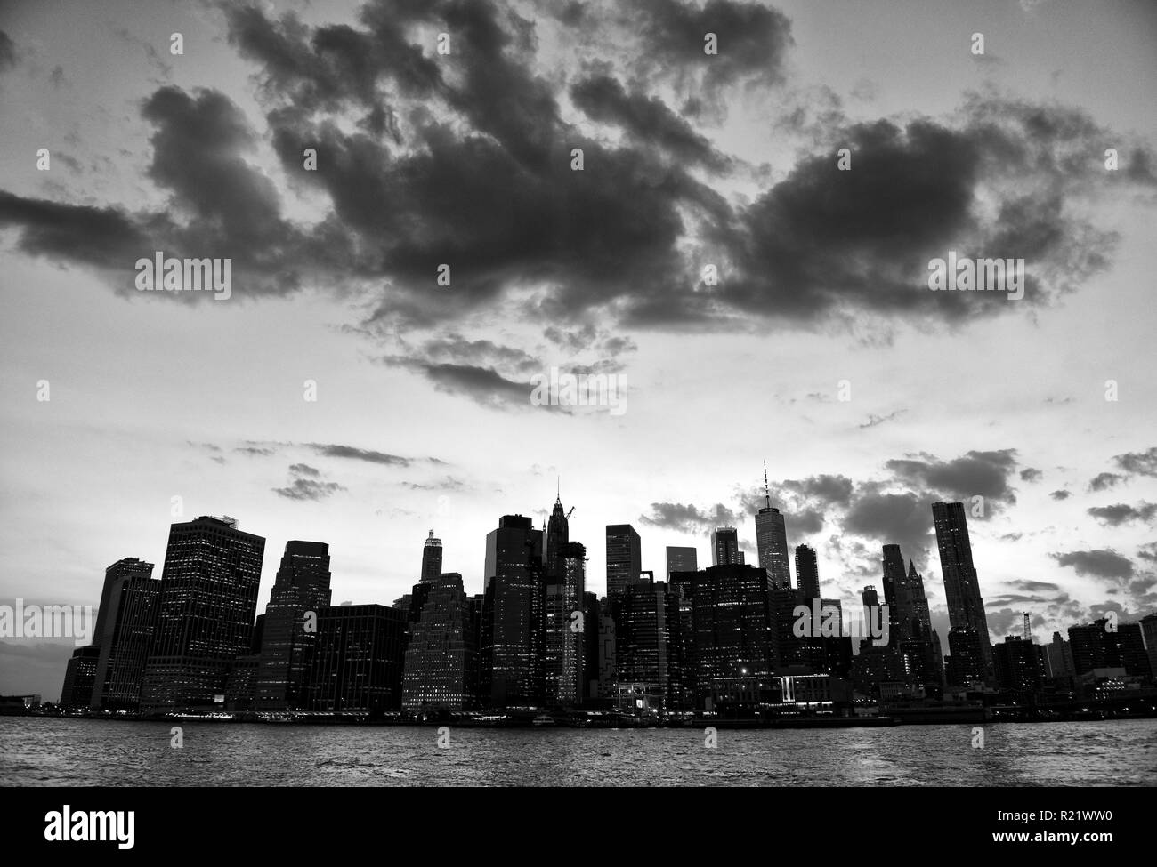 New York cityscape. New York City, il quartiere finanziario di Lower Manhattan vista dal Ponte di Brooklyn Park. Foto Stock