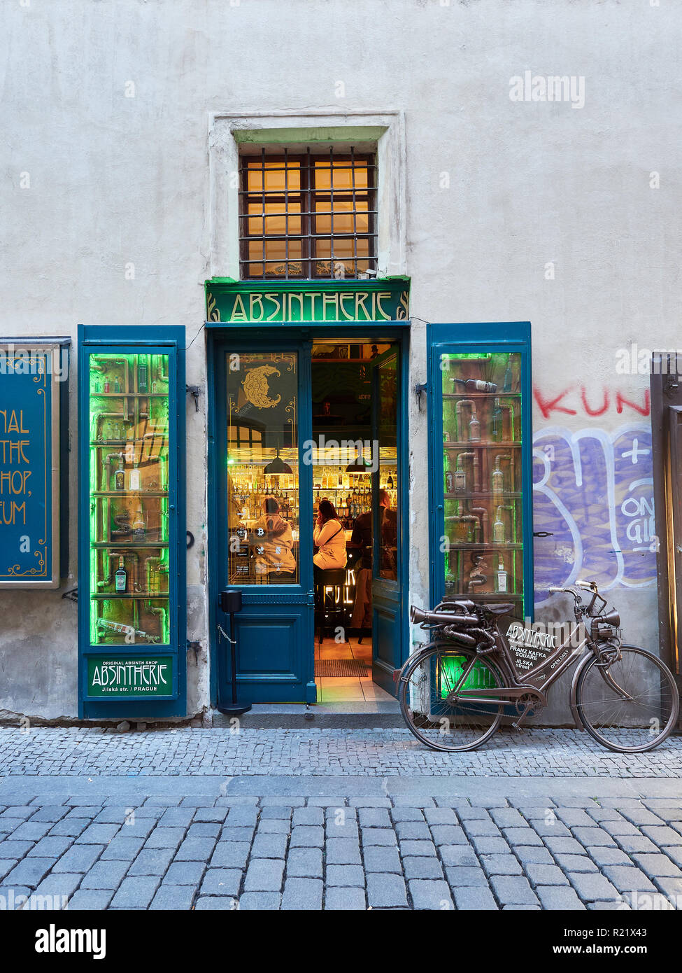 Praga, Repubblica Ceca - 30 ottobre 2018 vista frontale del Absintherie Bar. Questa barra ha molte scelte per la bevanda popolare e promuovere il corretto Foto Stock