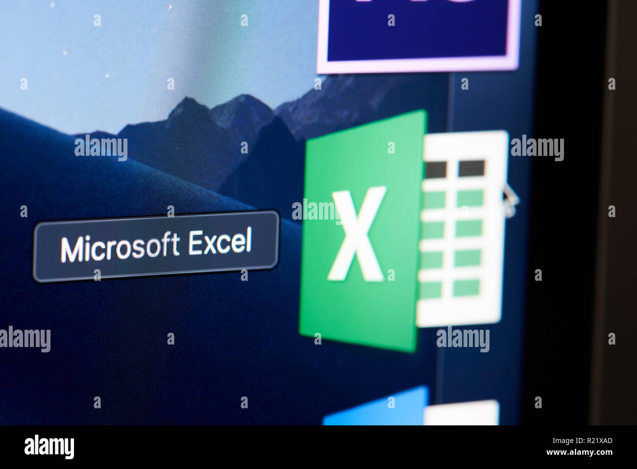 New york, Stati Uniti d'America - 15 novembre 2018:Microsoft Office Excel icona verde sullo schermo del dispositivo disturbato vista ravvicinata Foto Stock