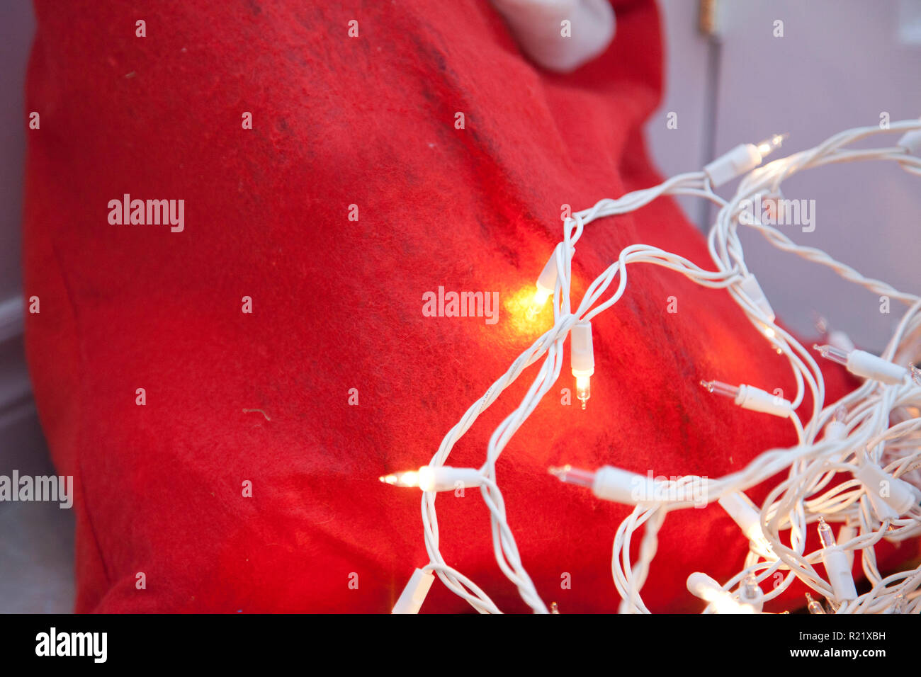 Santa sacco bianco e luci delle vacanze Foto Stock