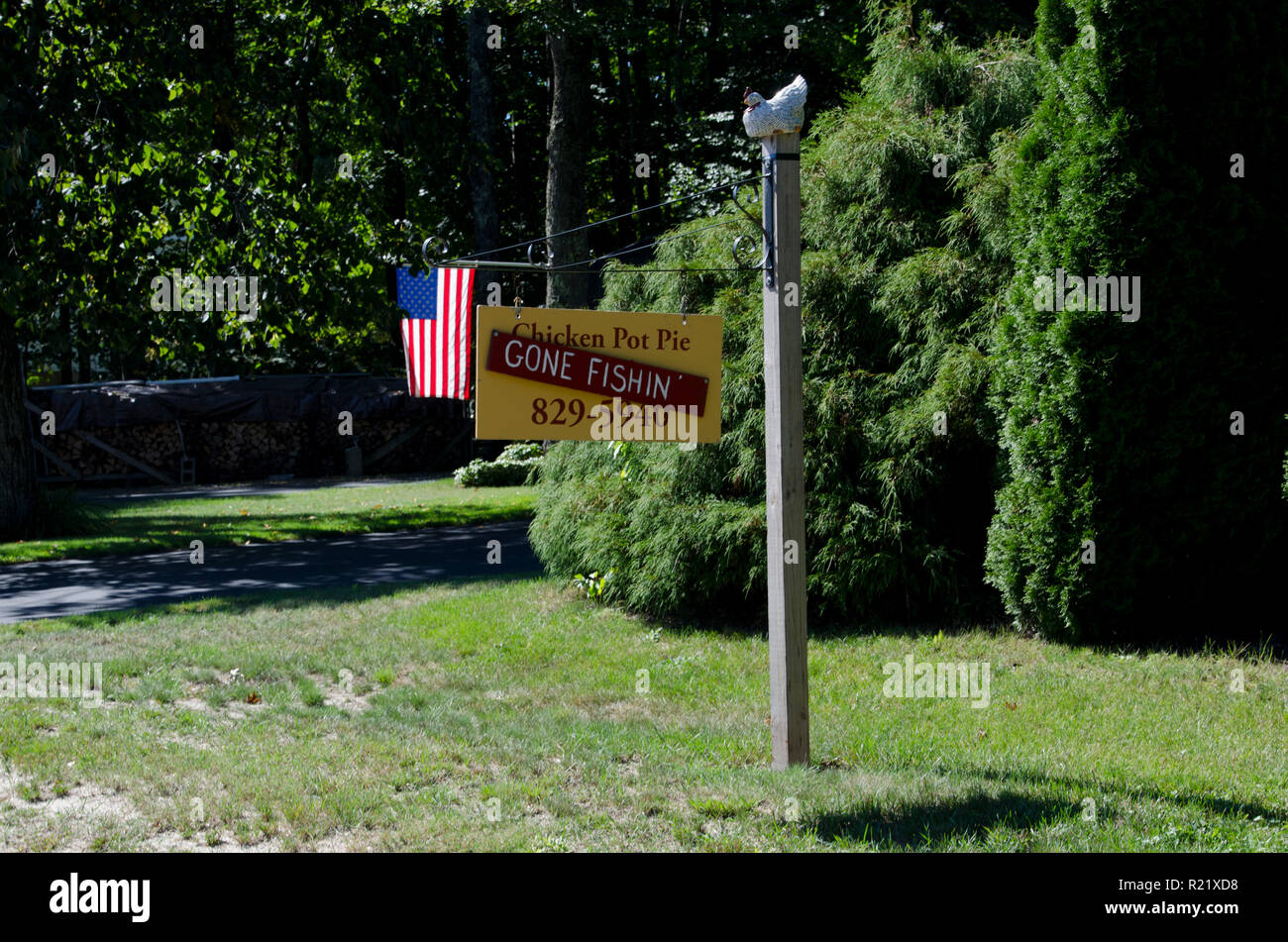Segno per pasto comunitario con "Gone Fishin', nuovo Gloucester, Maine, Stati Uniti d'America Foto Stock