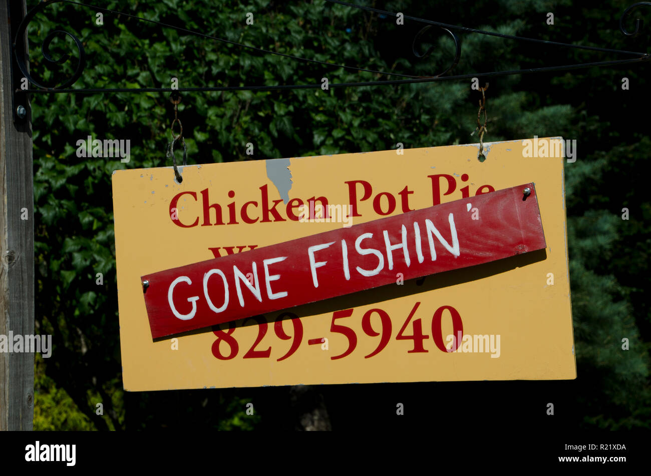 Segno per pasto comunitario con "Gone Fishin', nuovo Gloucester, Maine, Stati Uniti d'America Foto Stock