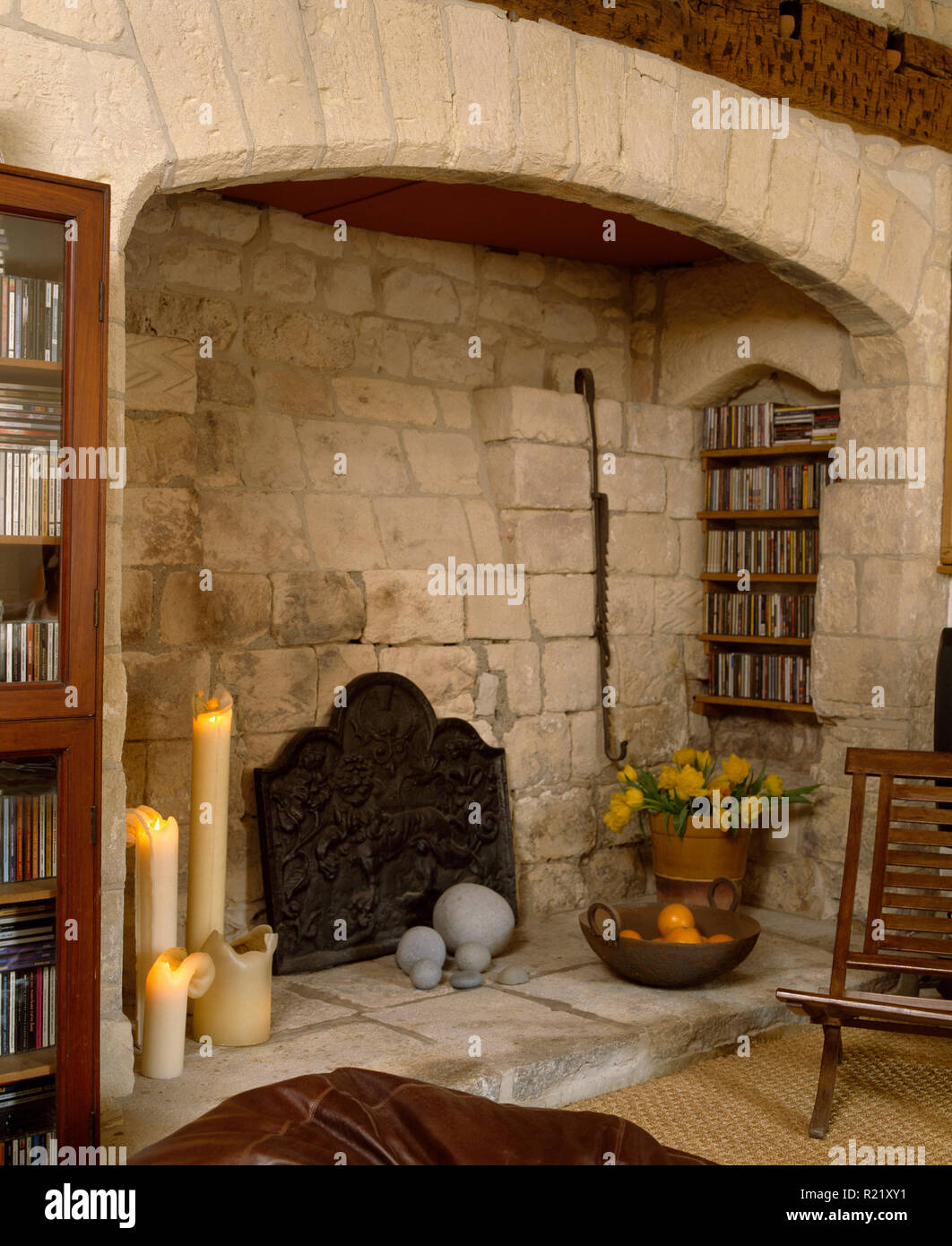 Tall candele accese nel camino inglenook Foto Stock