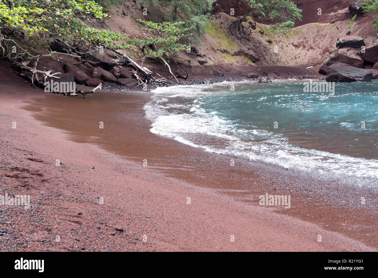 La spiaggia di sabbia rossa di Maui, Hawaii - aka Kaihalulu Bay Foto Stock