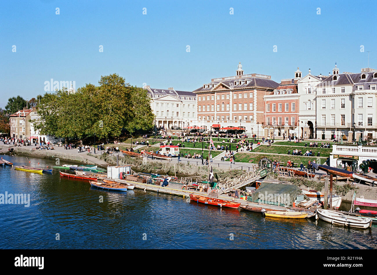 Riverfront a Richmond, a sud ovest di Londra UK, da Richmond Bridge sul Tamigi Foto Stock