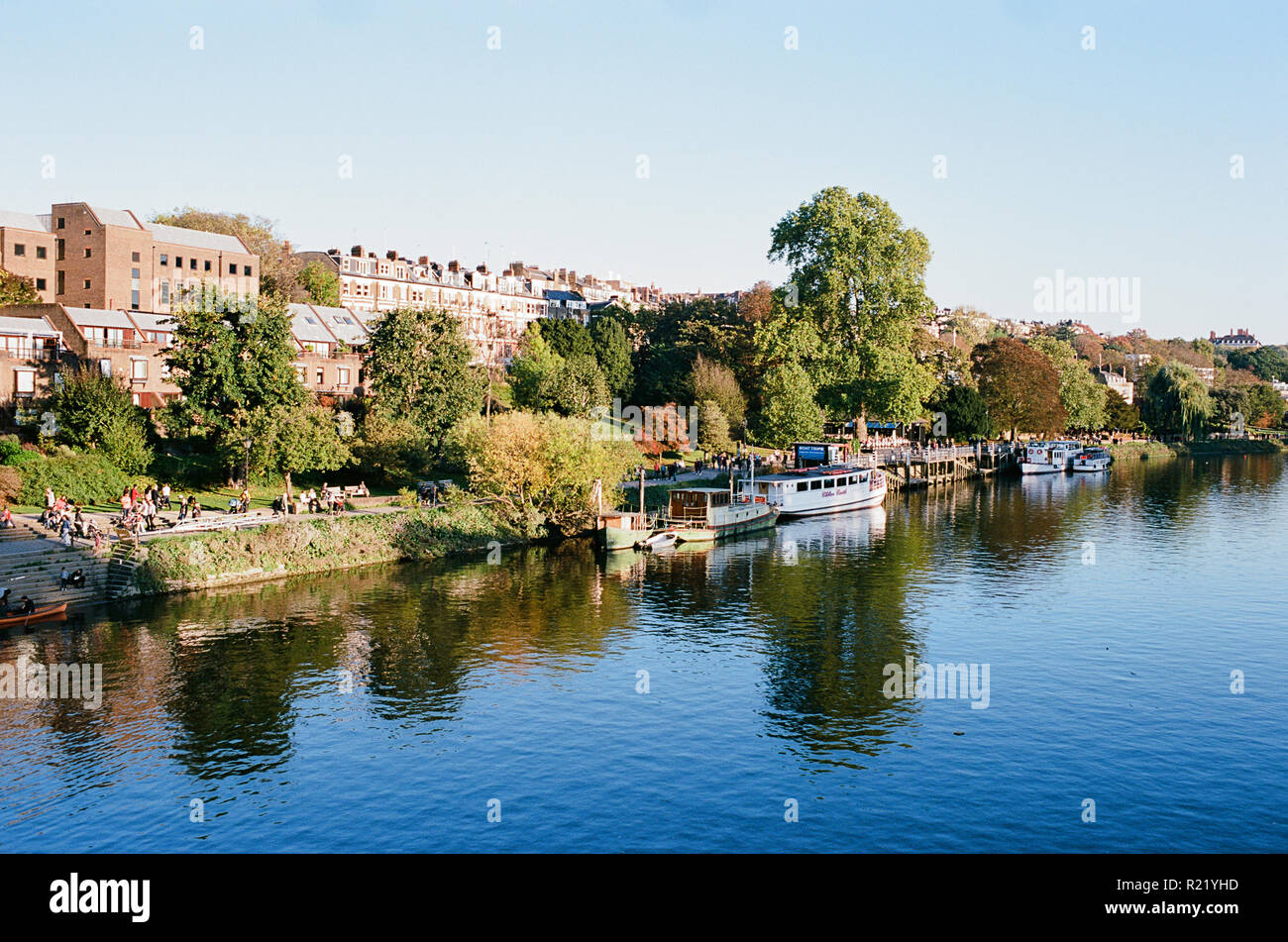 Richmond sul Tamigi, a sud ovest di Londra UK, in un pomeriggio soleggiato, guardando ad ovest da Richmond Bridge Foto Stock