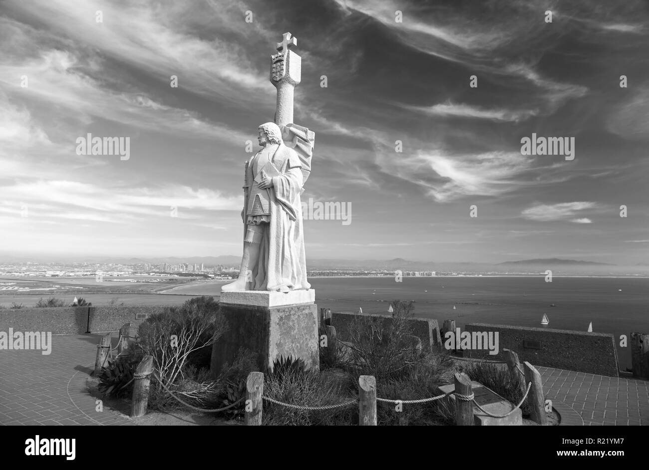 Foto in bianco e nero o monocromatica della statua del Cabrillo National Monument a Point Loma e San Diego Bay, California, Stati Uniti d'America Foto Stock