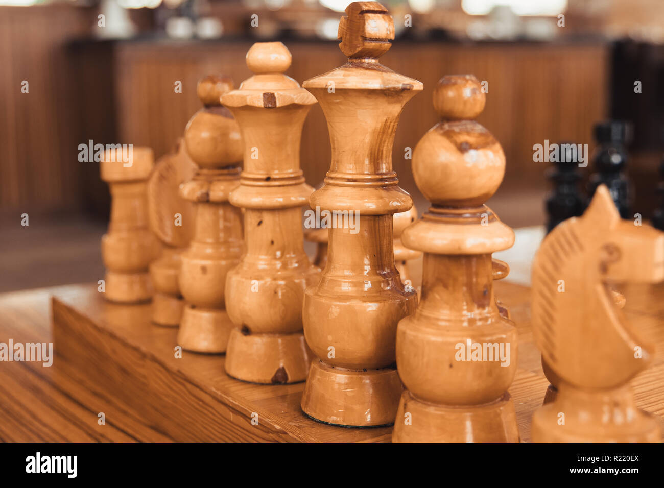 Legno grandi pezzi di scacchi Foto Stock
