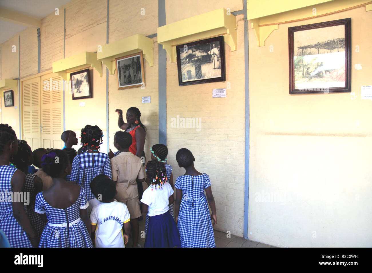 I bambini a scuola Group Les patrocini imparare circa il colonialismo e la schiavitù di Grand Bassam, Costa d'Avorio Foto Stock