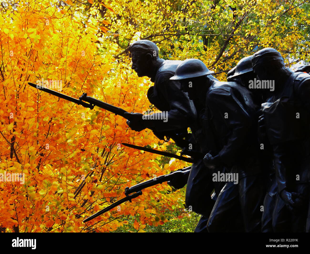 Il Central Park di NY, questo monumento è dedicato a quei soldati che hanno servito e morì nella guerra mondiale I. Lo scultore fu Karl Illava Foto Stock