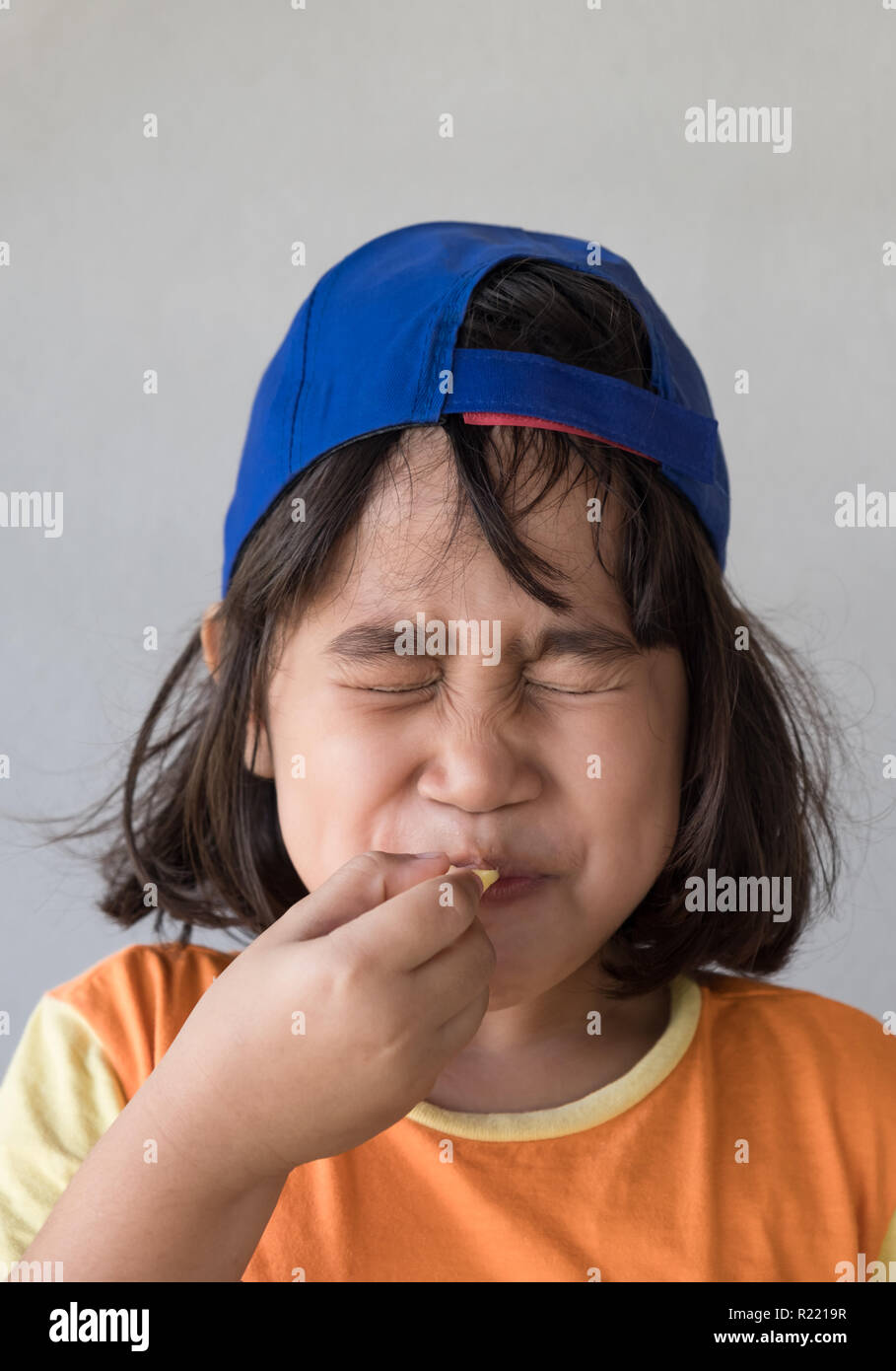 Emozioni dall'aspro sul viso della bambina. Foto Stock