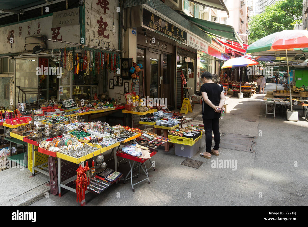 Hong Kong, Cina - 24 Maggio 2018: antichita, cimeli e altri knick knacks stallo nella storica Cat Street nel mercato SOHO, Hollywood Road a Hong K Foto Stock