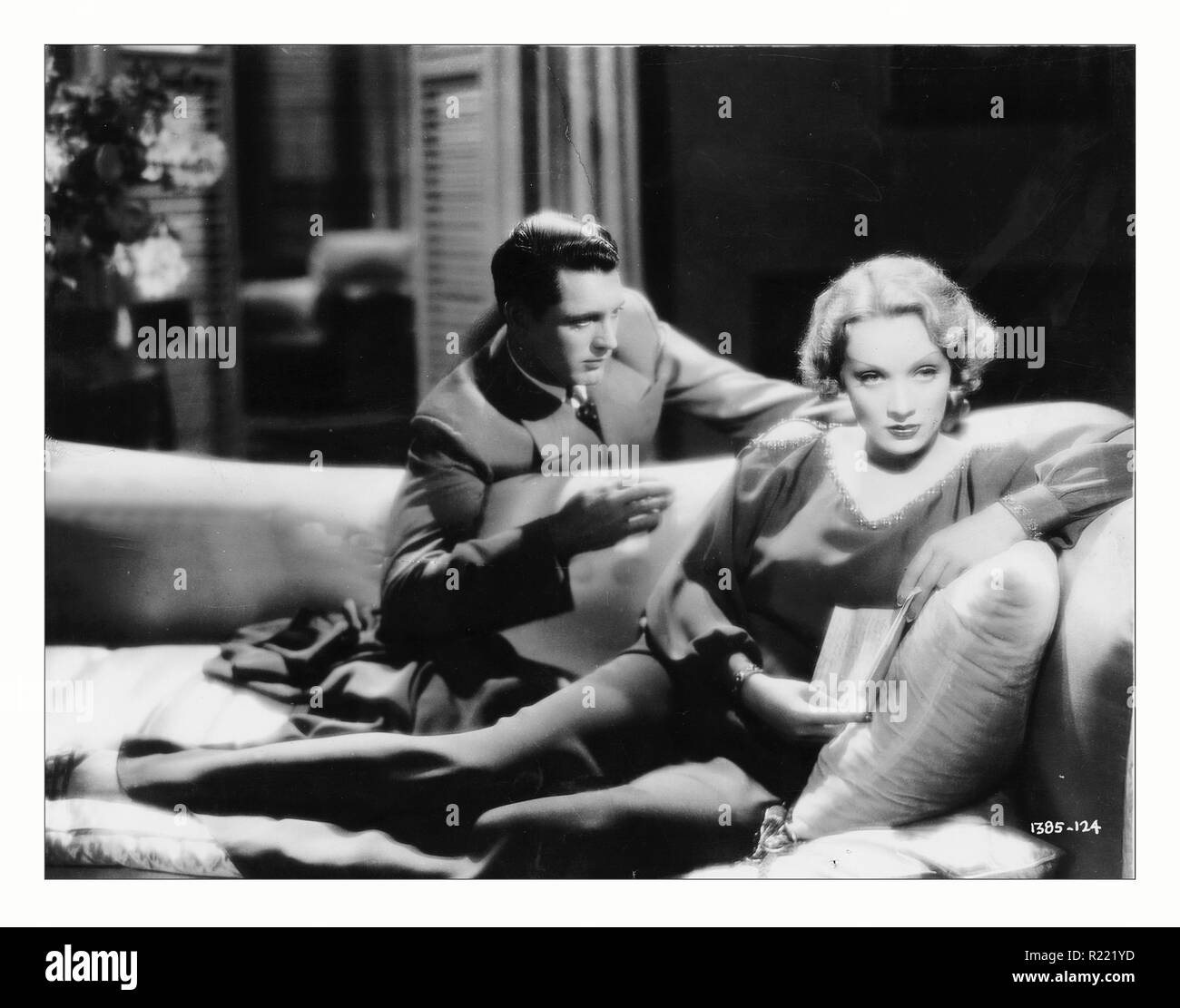 1932 American pre-codice film di fiction con protagonista Marlene Dietrich, Herbert Marshall e Cary Grant. È stato prodotto e diretto da Josef von Sternberg da una sceneggiatura di Jules Furthman e S. K. Lauren adattato da un racconto di Furthman e von Sternberg. La storia originale 'amore' è stata scritta da Dietrich se stessa. La partitura musicale è stata da W. Franke Harling, John Leipold, Paolo Marquardt e Oscar Potoker, con la cinematografia di Bert Glennon. Credito: Hollywood Archivio foto / MediaPunch Foto Stock
