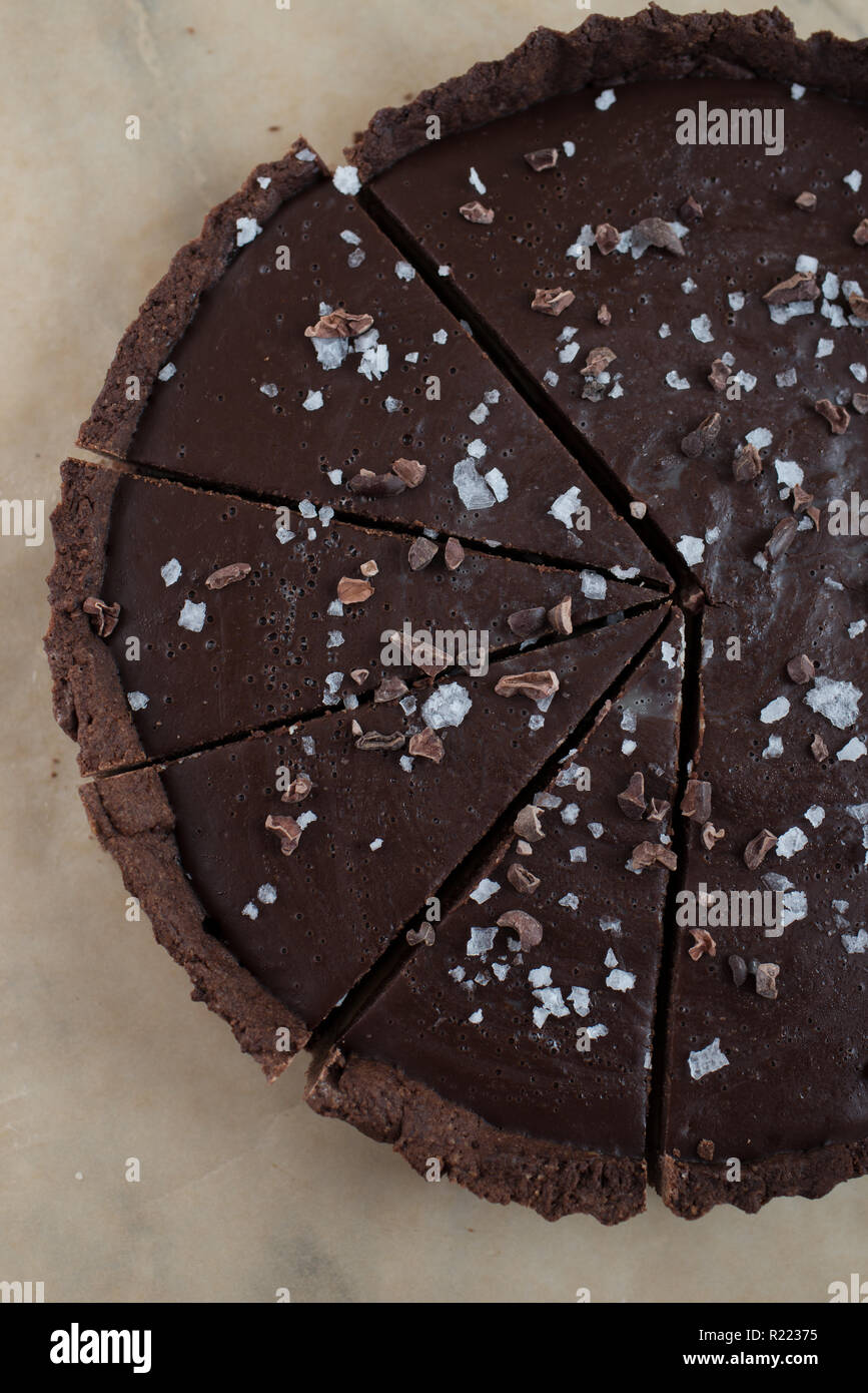 Caramello e cioccolato crostata con fleur de Sal Foto Stock