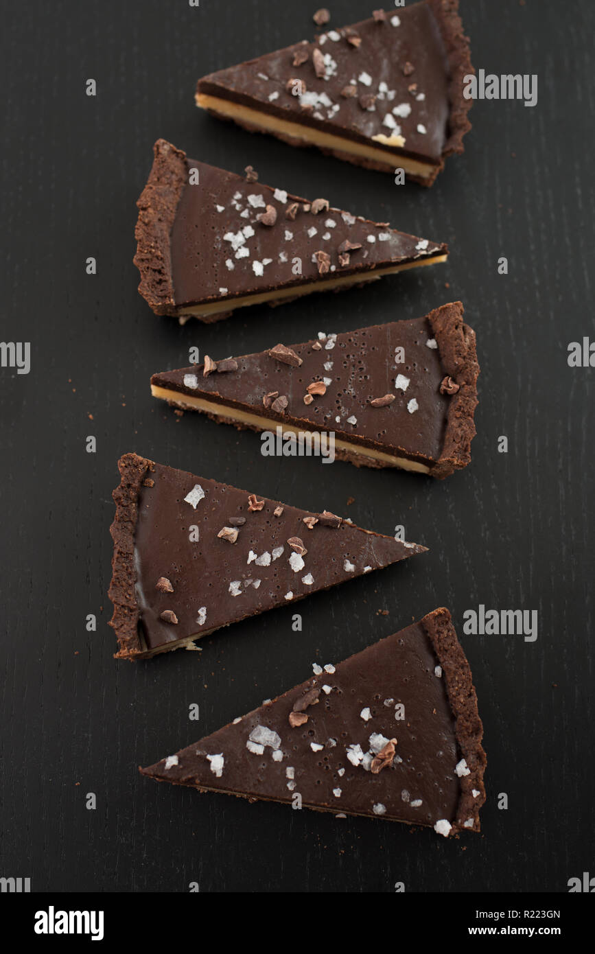 Caramello e cioccolato crostata con fleur de Sal Foto Stock
