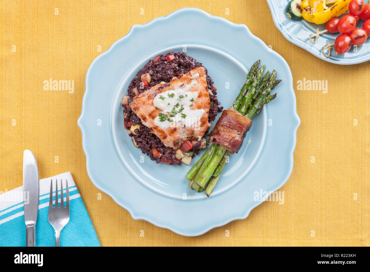 Salmone alla griglia con pancetta avvolto asparagi 1 Foto Stock