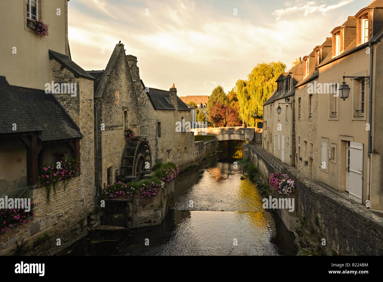 Il vecchio canale d'acqua con ruota ad acqua di Bayeux, Normandia, Francia Foto Stock