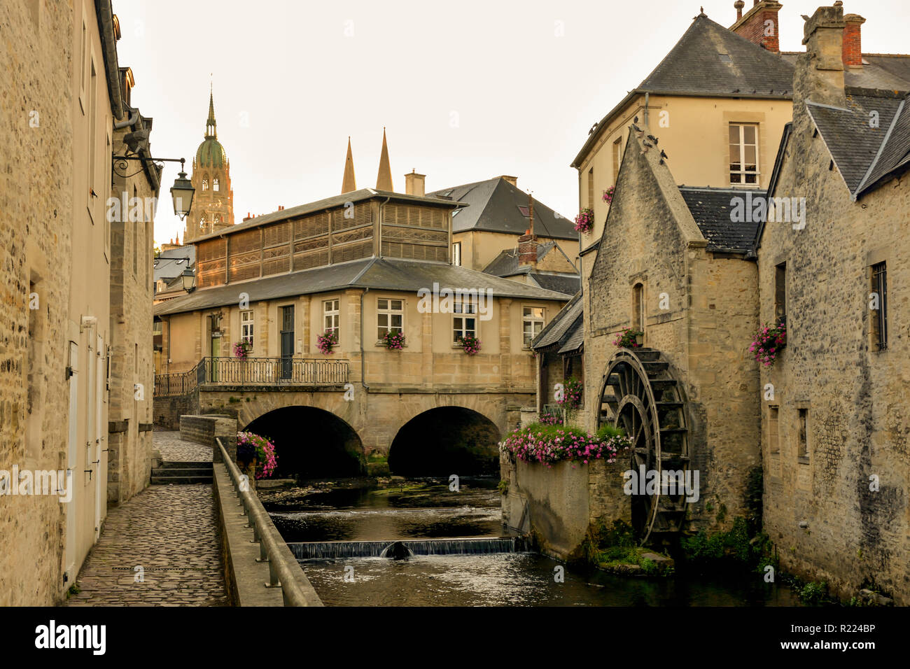 Il vecchio canale d'acqua nella città di Bayeux in Normandia, Francia Foto Stock