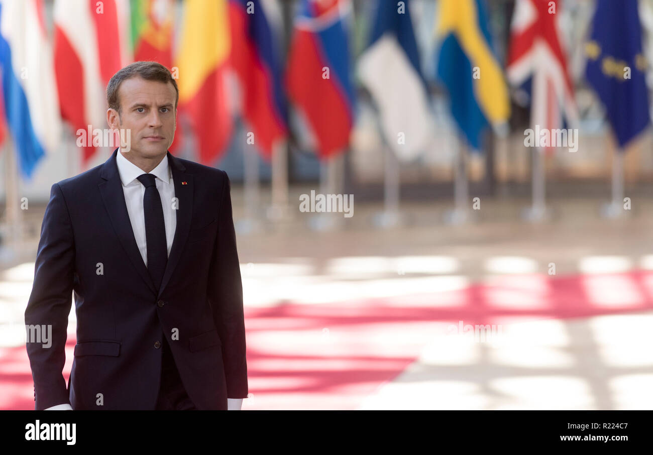 Il Belgio, Bruxelles, su 2018/06/29: Emmanuel Macron frequentando il vertice UE sulla migrazione e Brexit. Emmanuel Macron e bandiere dei paesi europei Foto Stock