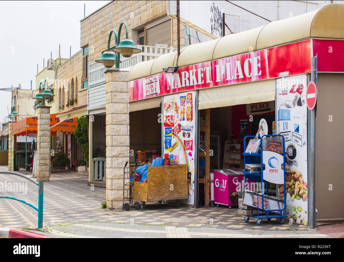 4 maggio 2018 un piccolo angolo mini mercato dei drusi città araba di Buqata in Israele in un tranquillo venerdì pomeriggio prima di Sabato. Foto Stock