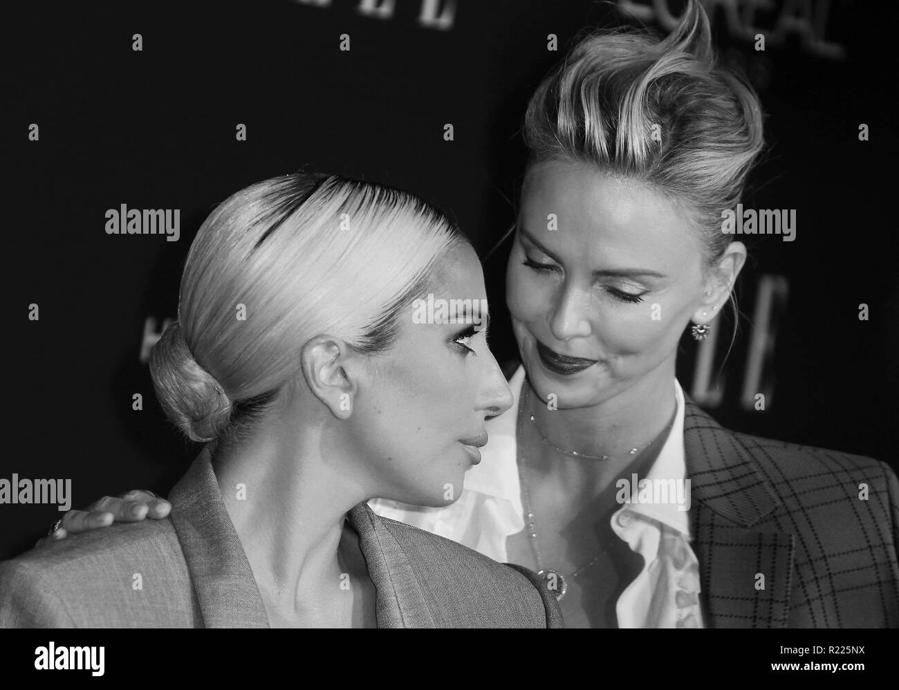 ELLE per celebrare 25 anni di donne a Hollywood 2018 tenutasi al Four Seasons di Beverly Hills, a Los Angeles, California. Dotato di: Lady Gaga, Charlize Theron dove: Los Angeles, California, Stati Uniti quando: 15 Ott 2018 Credit: Adriana M. Barraza/WENN.com Foto Stock
