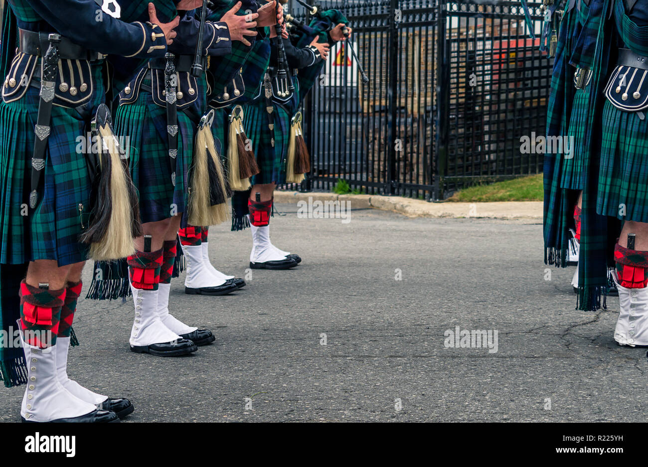 Caucasian uomini che indossano il tradizionale kilt scozzese e giocando le cornamuse durante il cambio della guardia al Parlamento di Ottawa, Canada Foto Stock