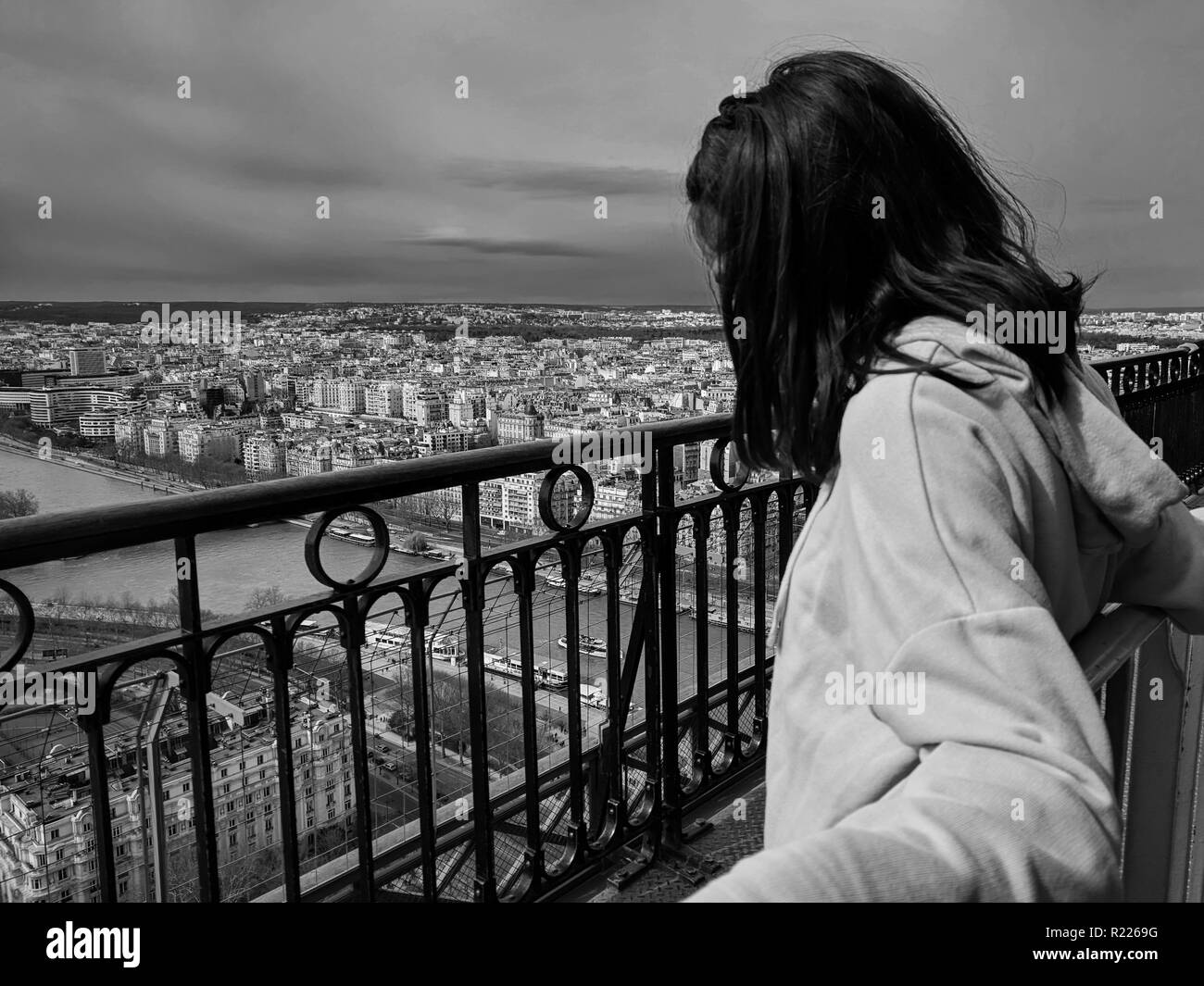 Bella immagine in bianco e nero della città di Parigi - incredibile architettura, simbolo della città Foto Stock