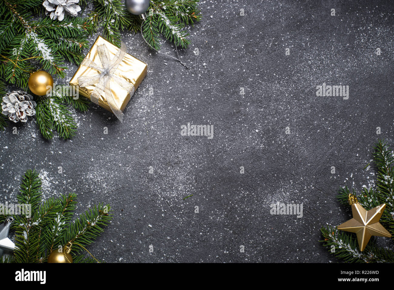 Decorazioni Albero Di Natale Nero E Oro.Sfondo Di Natale Con Oro E Argento Decorazioni Su Nero Foto Stock Alamy