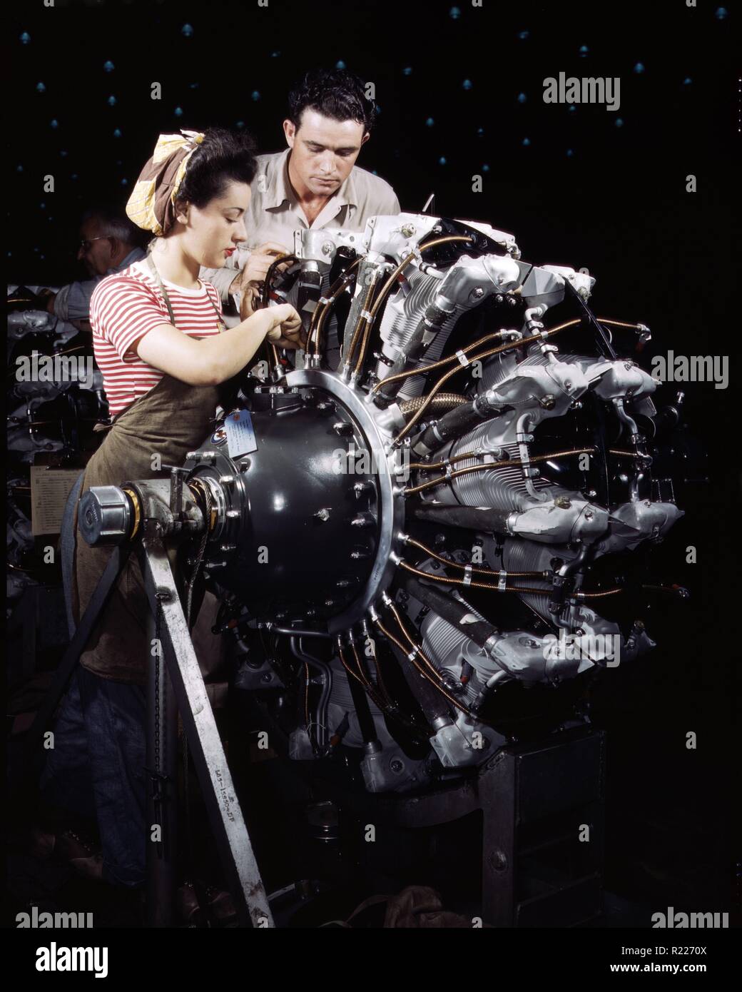 La seconda guerra mondiale: le donne sono addestrati come la meccanica del motore in Douglas approfondito i metodi di formazione, la Douglas Aircraft Company, Long Beach, California Ottobre 1942 Foto Stock