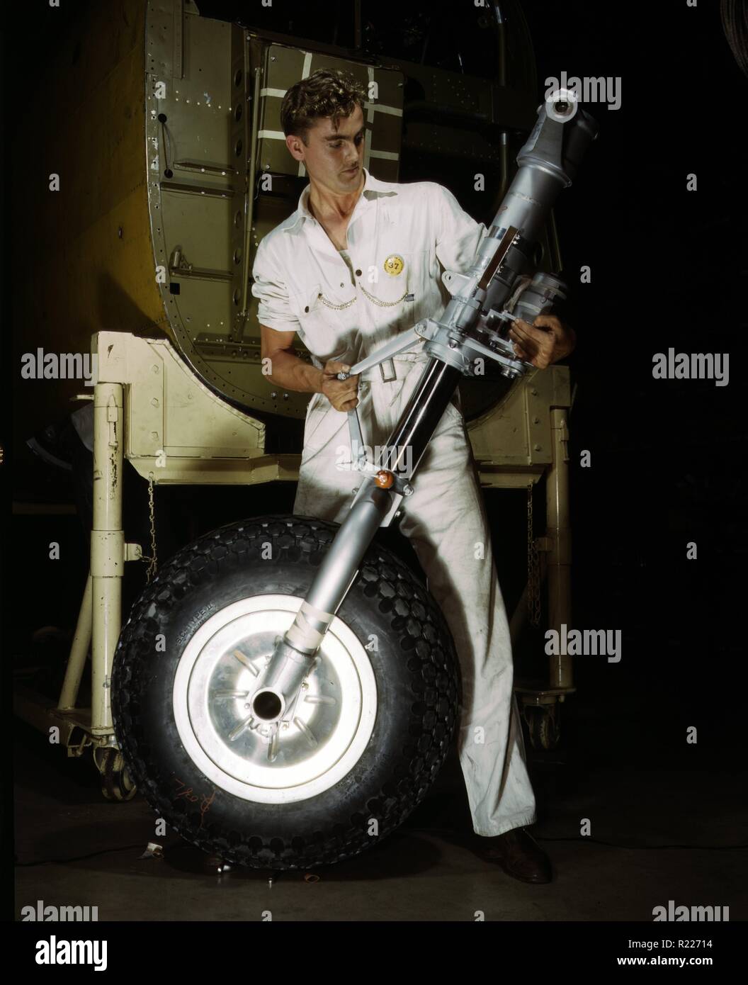 La seconda guerra mondiale: una ruota anteriore e lo sbarco il gruppo ingranaggio di un B-25 bombardiere in costruzione in un aeromobile occidentale impianto, la North American Aviation, Inc., Calif. 1942 Foto Stock