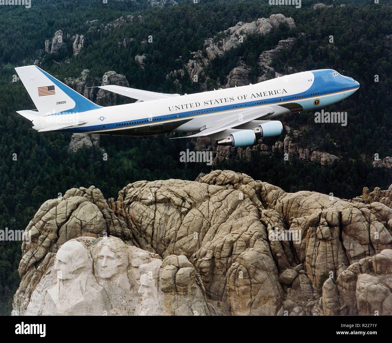 SAM 28000, uno dei due VC-25s usato come Air Force One, ci presidenziale di aeromobili, volando sopra il Monte Rushmore nel febbraio 2003. Foto Stock