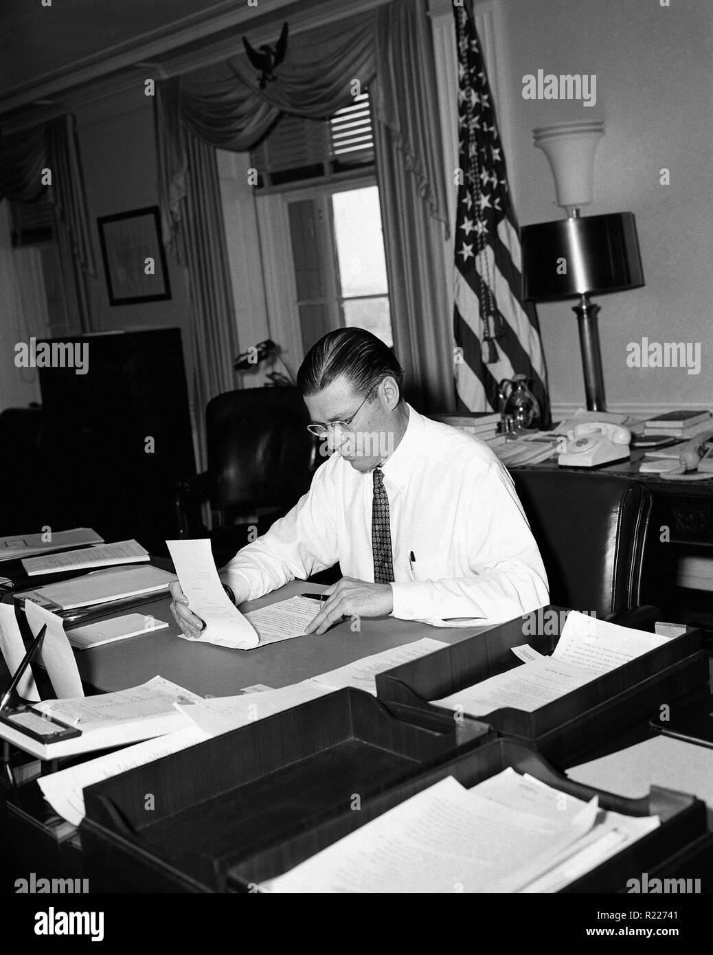 Il segretario americano alla Difesa Robert McNamara presso il suo ufficio in 1963 Foto Stock