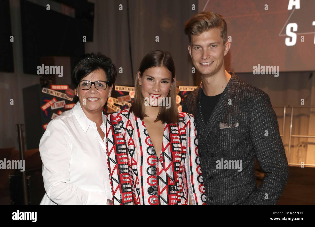 Berlino, Germania. Xv Nov, 2018. Nina Schwichtenberg (M), blogger, arriva con la sua madre Andrea Schnoor e il suo fidanzato Patrick Kahlo (r) alla presentazione di "Volti nuovi stile Premio 2018' della rivista People in Spindler & Klatt. Schwichtenberg vince il Red Panther nella categoria 'Style Influencer'. Credito: Jörg Carstensen/dpa/Alamy Live News Foto Stock