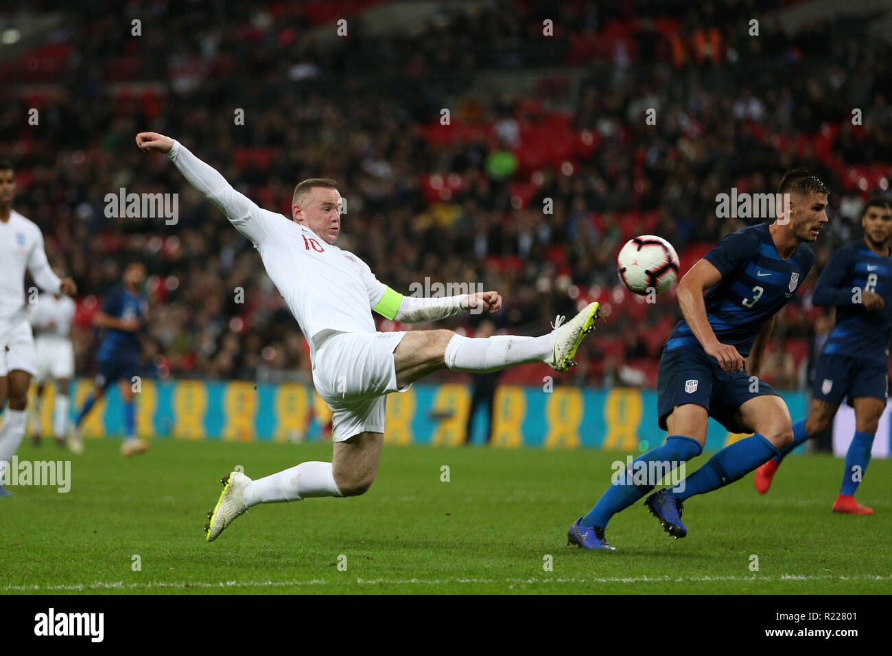 Londra, Regno Unito. 15 Novembre, 2018. Wayne Rooney di Inghilterra appena non riesce a collegarsi con la palla come lui passa per un last minute gol contro STATI UNITI D'AMERICA. Calcio internazionale amichevole, Inghilterra e Stati Uniti allo stadio di Wembley a Londra il giovedì 15 novembre 2018. Si prega di notare che le immagini sono per solo uso editoriale. pic da Andrew Orchard/Andrew Orchard fotografia sportiva/Alamy Live news Foto Stock