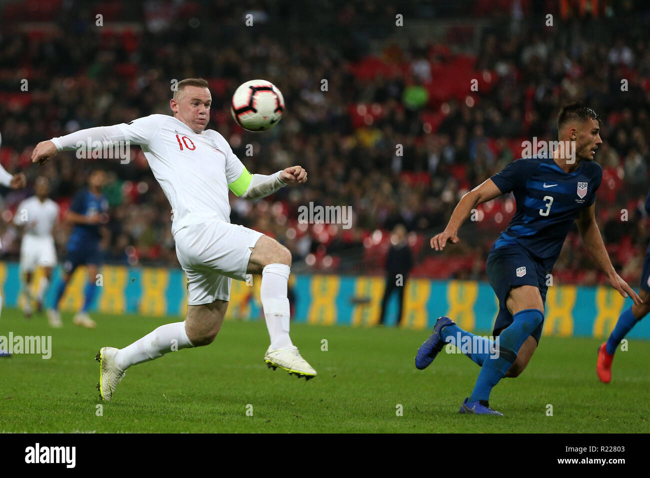 Londra, Regno Unito. 15 Novembre, 2018. Wayne Rooney di Inghilterra appena non riesce a collegarsi con la palla come lui passa per un last minute gol contro STATI UNITI D'AMERICA. Calcio internazionale amichevole, Inghilterra e Stati Uniti allo stadio di Wembley a Londra il giovedì 15 novembre 2018. Si prega di notare che le immagini sono per solo uso editoriale. pic da Andrew Orchard/Andrew Orchard fotografia sportiva/Alamy Live news Foto Stock