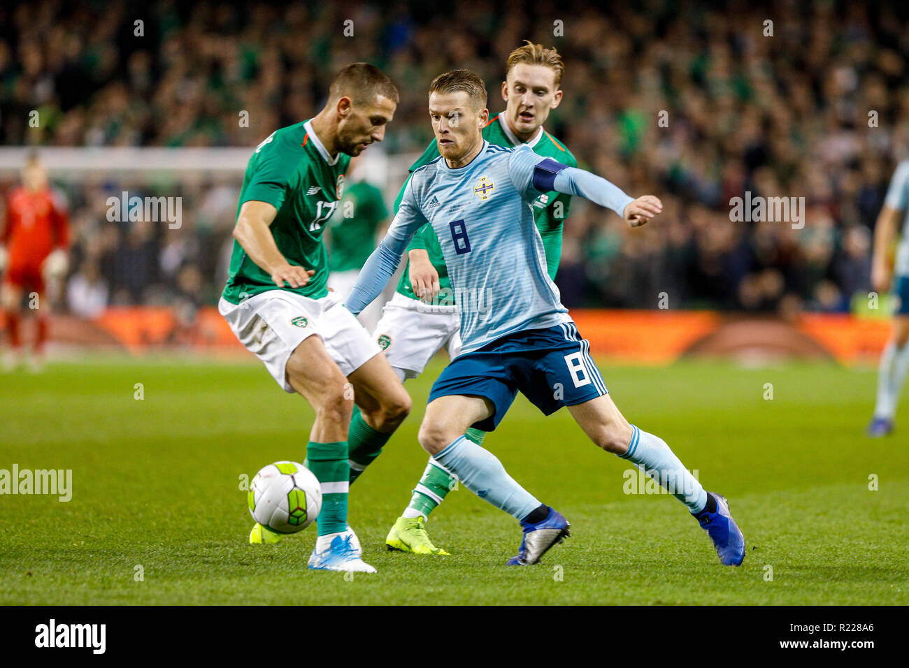 Aviva Stadium, Dublino, Irlanda. Xv Nov, 2018. International Football Friendly, Repubblica di Irlanda contro l'Irlanda del Nord; Steven Davis (Irlanda del Nord) compie una corsa attraverso la Repubblica di Irlanda il credito di difesa: Azione Plus sport/Alamy Live News Foto Stock