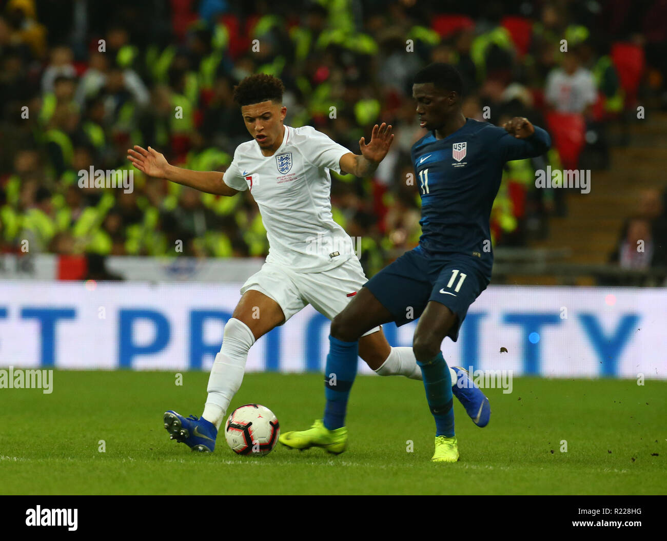 Londra, Regno Unito. 15 Novembre, 2018. Jadon Sancho di Inghilterra e Timoteo Weah degli Stati Uniti durante il cordiale partita di calcio tra Inghilterra e Stati Uniti d'America presso la stadio di Wembley a Londra, Inghilterra, il 15 novembre 2018. Azione di Credito Foto Sport Credit: Azione Foto Sport/Alamy Live News Foto Stock
