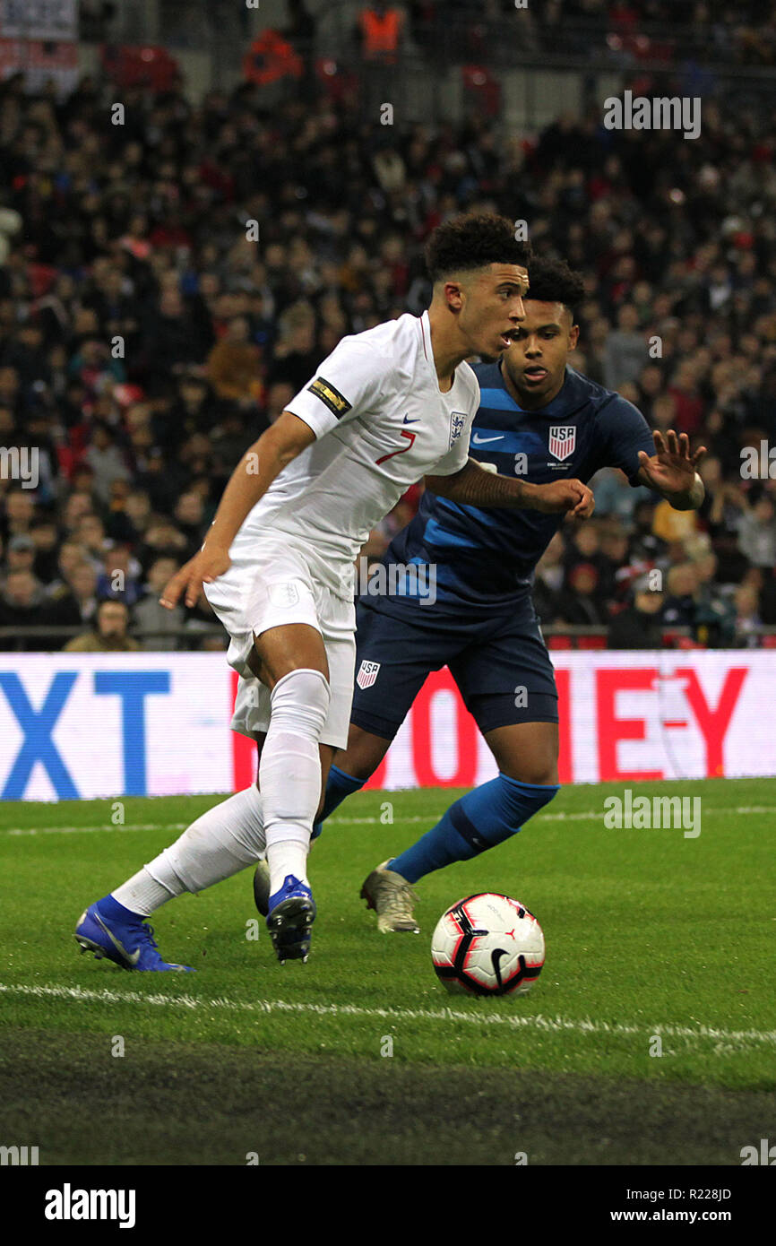 Londra, Regno Unito. 15 Novembre, 2018. Jadon Sancho di Inghilterra e Weston McKennie degli Stati Uniti durante la International amichevole tra Inghilterra e Stati Uniti al Wembley Stadium il 15 novembre 2018 a Londra, Inghilterra. (Foto di Matt Bradshaw/phcimages) Credit: Immagini di PHC/Alamy Live News Foto Stock