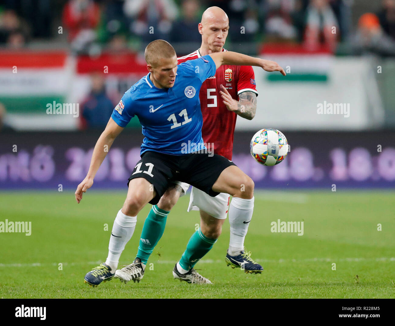 Budapest, Ungheria. 15 Novembre, 2018. Henrik Ojamaa di Estonia #11 compete per la sfera con Botond Barath di Ungheria #5 durante la UEFA Nazioni League group stage match tra Ungheria ed Estonia a Groupama Arena il 15 novembre 2018 a Budapest, Ungheria. Credito: Laszlo Szirtesi/Alamy Live News Foto Stock