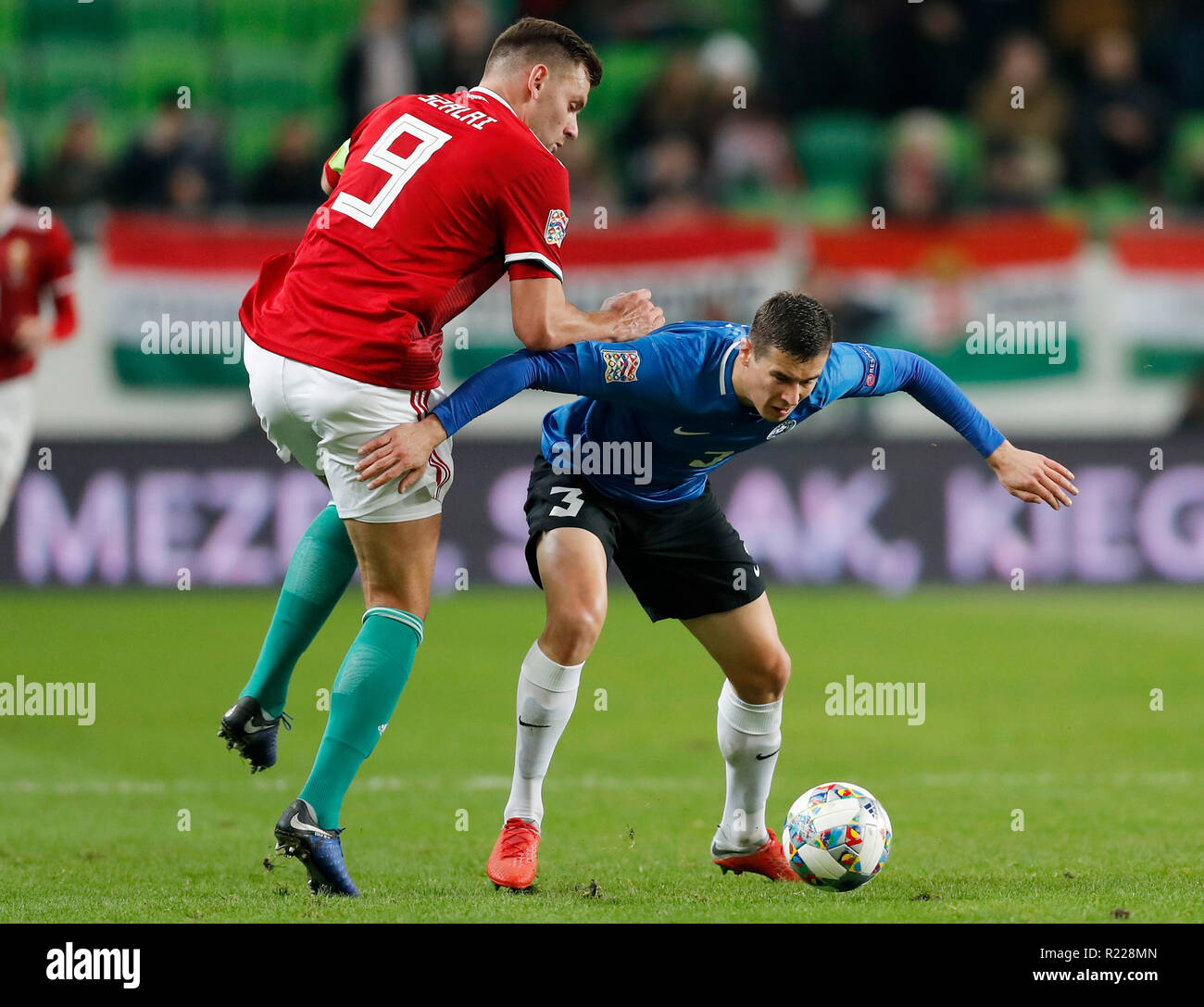 Budapest, Ungheria. 15 Novembre, 2018. (L-r) Adam Szalai di Ungheria che combatte per la sfera con Artur Pikk di Estonia durante UEFA Nazioni League group stage match tra Ungheria ed Estonia a Groupama Arena il 15 novembre 2018 a Budapest, Ungheria. Credito: Laszlo Szirtesi/Alamy Live News Foto Stock