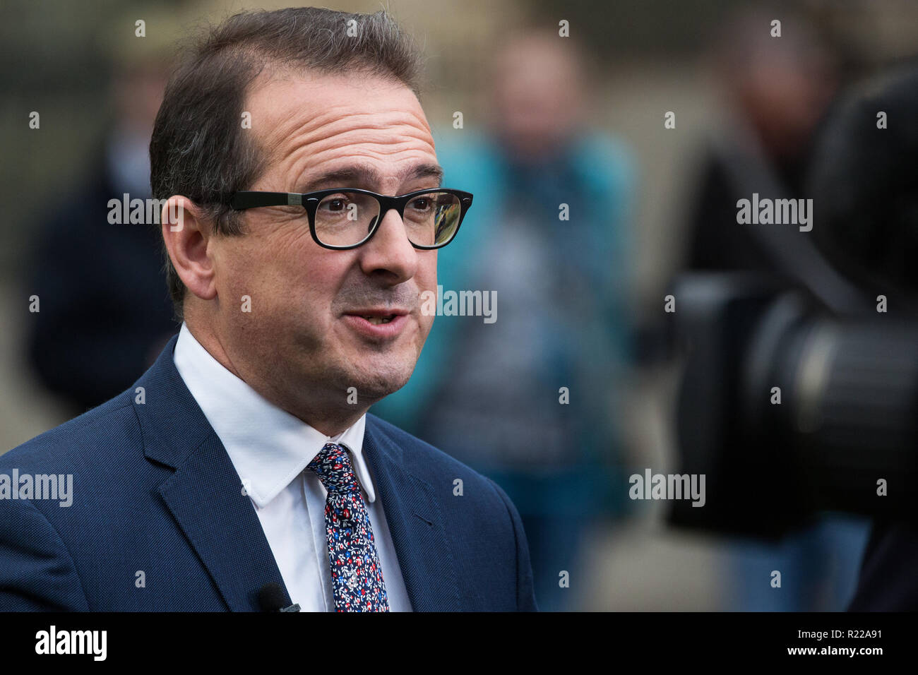 Londra, Regno Unito. 15 Novembre, 2018. Owen Smith, manodopera MP per Pontypridd, appare sul College Green in Westminster seguenti Cabinet dimissioni del Segretario Brexit Dominic Raab e il lavoro e le pensioni Segretario Esther McVey il giorno dopo il primo ministro Gabinetto guadagnato l'approvazione di un progetto di finale accordo Brexit Credito: Mark Kerrison/Alamy Live News Foto Stock