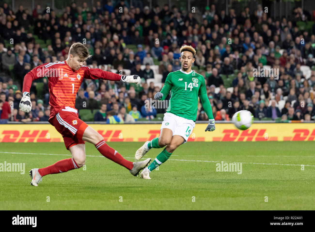 Bailey Peacock-Farrell e Callum Robinson in azione durante le amichevoli internazionali tra Rep di Irlanda e Irlanda del Nord alla Aviva Stadium. (Punteggio finale 0-0) Foto Stock