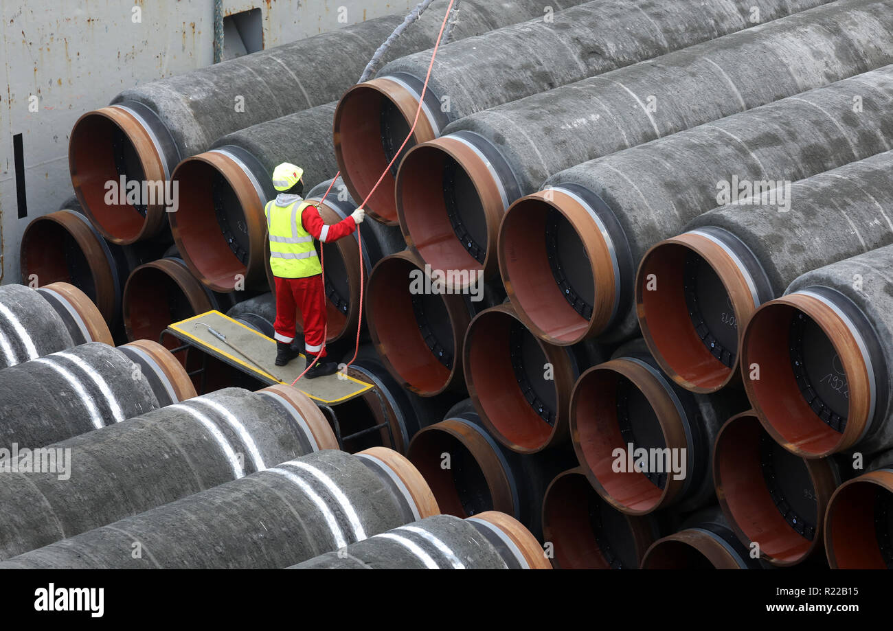 Laage, Germania. Xv Nov, 2018. La posa di nave "Audacia' dell'offshore service provider Allseas è la posa di tubazioni per il Nord Stream 2 gasdotto nel Mar Baltico lungo le coste dell'isola di Rügen. 250 chilometri delle due stringhe della pipeline sono già state previste sul 1.230-chilometri attraverso il Mar Baltico. Credito: Bernd Wüstneck/dpa/Alamy Live News Foto Stock