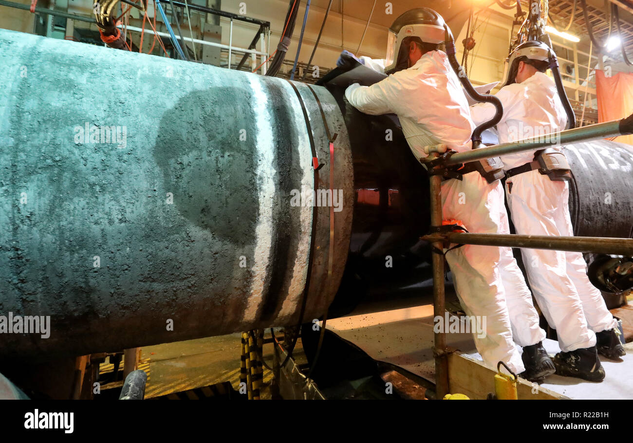 Laage, Germania. Xv Nov, 2018. A bordo della nave posa "Audacia' dell'offshore service provider Allseas, i giunti dei tubi per il Nord Stream 2 gas pipeline saranno isolati con plastica dopo la saldatura assemblaggio utilizzando tecniche di linea, dopo che i tubi saranno fissate al fondo del Mar Baltico. Sul 1.230-chilometri attraverso il Mar Baltico, 250 chilometri delle due stringhe della pipeline sono già state previste. Credito: Bernd Wüstneck/dpa/Alamy Live News Foto Stock